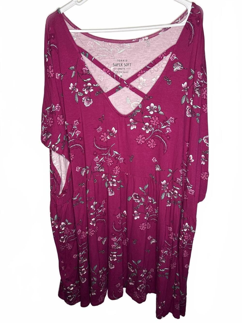 Torrid 6 (sz 30) Super Soft Berry Floral Crisscross Babydoll Tee